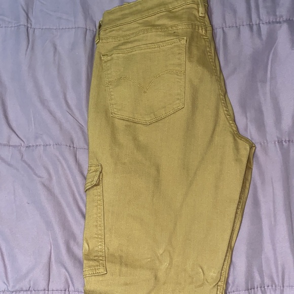 Women Levi’s mustard color cargo skinny stretchy jeans - Picture 4 of 8